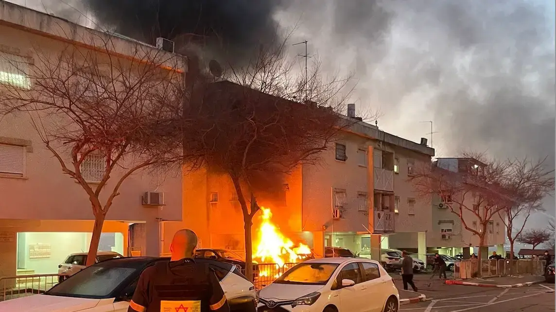 הירי מאיראן למרכז: כ-20 זירות פגיעה – פצועה קשה בפ”ת ופצוע בינוני בת”א | היום...