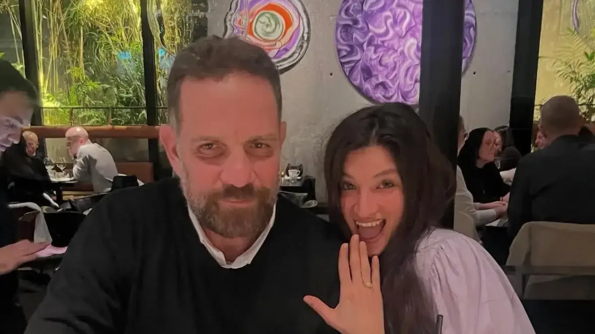 עושים את זה רשמי: השחקן מיקי לאון התארס לבת הזוג הצעירה ממנו ב-20 שנה – וואלה...