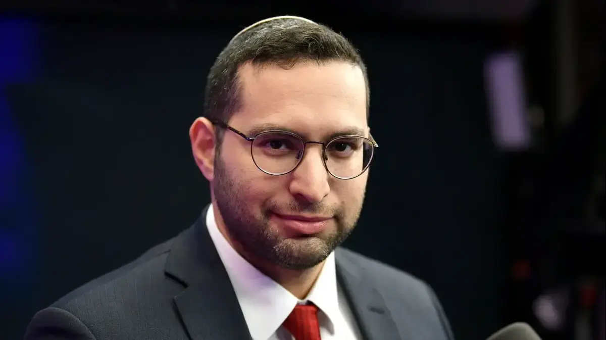 ככה עוד לא ראיתם אותו: השר יצחק וסרלאוף מפגין ביצועים מפתיעים