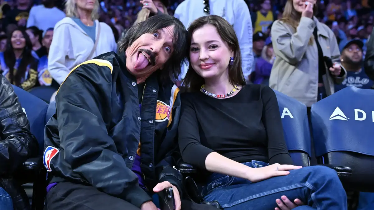 בת הזוג המאוד מאוד צעירה של סולן רד הוט צ’ילי פפרז מגינה על הקשר: הוא בר מזל –...