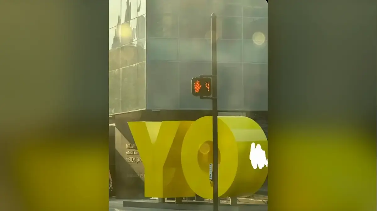 כתובת אנטישמית רוססה על הפסל בכניסה למוזיאון היהודי בפילדלפיה