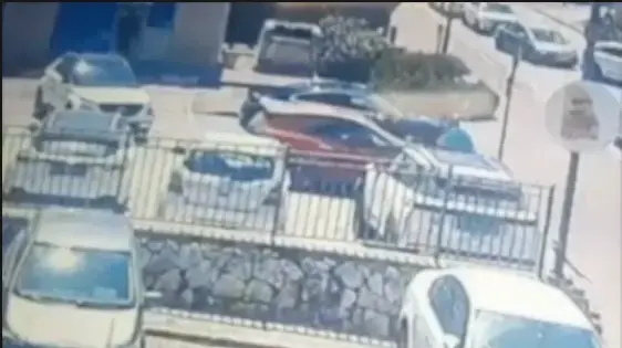 זעם במרכז המסחרי: עורך דין ניפץ בפטיש את שמשות הרכב של בת זוגו