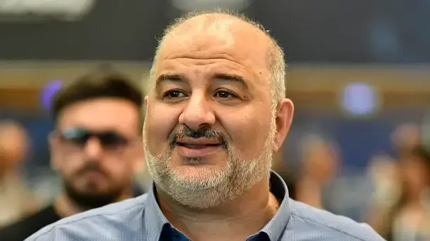 אחרי שהצית סערה – מנסור עבאס מגיב: רוב הציבור תומך בהקמת מדינה פלסטינית