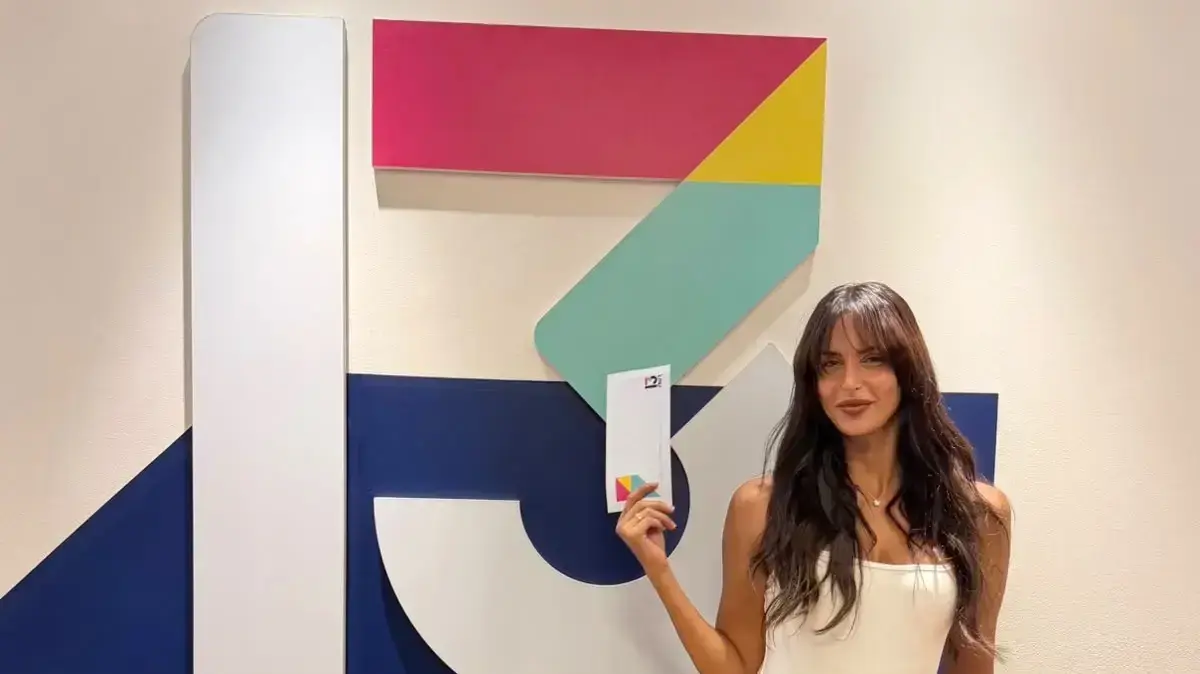 חותמת על הצ'ק: גל רובין קיבלה את מיליון השקלים