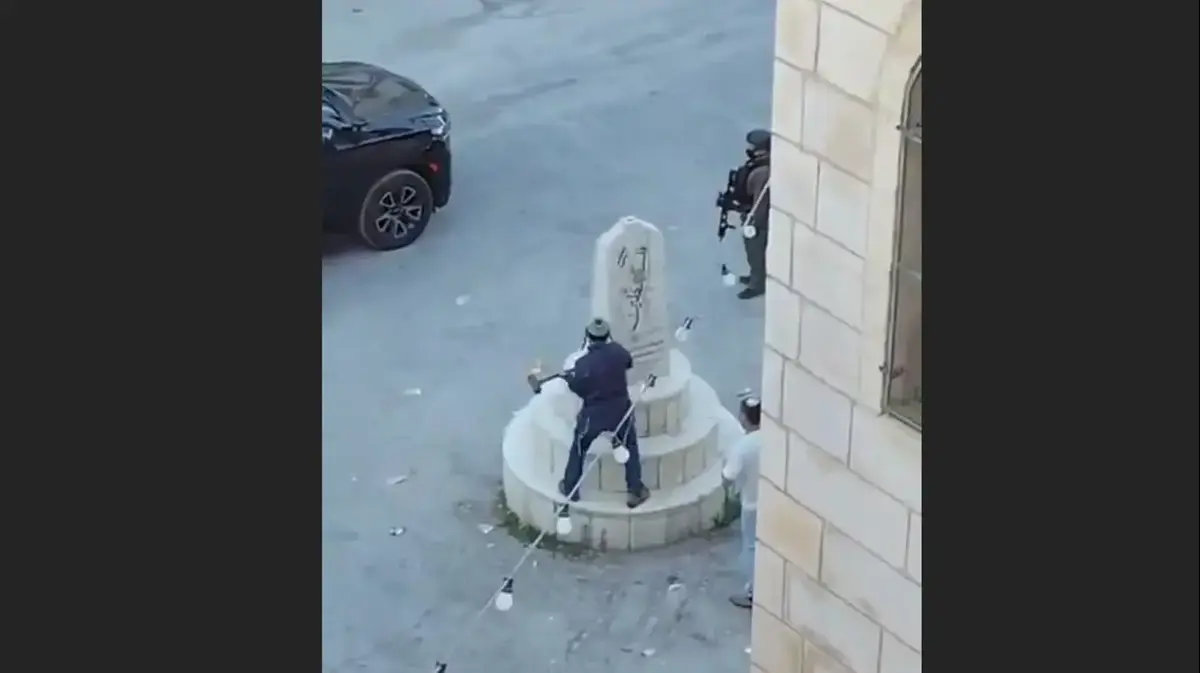 שולף פטיש ומנתץ – תחת אבטחת צה"ל: ח"כ צבי סוכות שבר אנדרטה בכפר פלסטיני | צפו