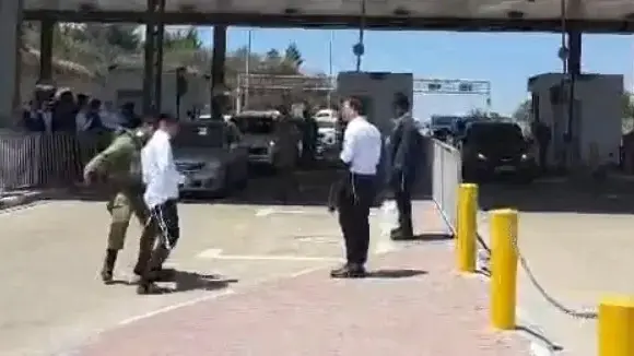 עריק נהג ברכב גנוב – ונעצר: עימותים וחסימות בכביש לירושלים