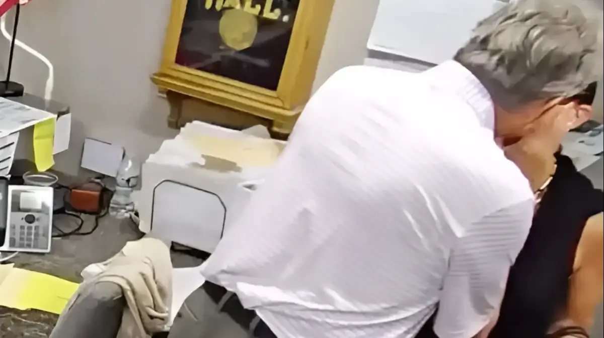 פוליטיקאית טוענת שניסו לסחוט אותה בסרטון נשיקה – אז היא פרסמה אותו