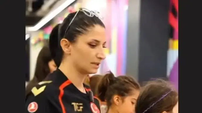 זעזוע באיסטנבול: מאמנת נבחרת טורקיה נרצחה ברחוב