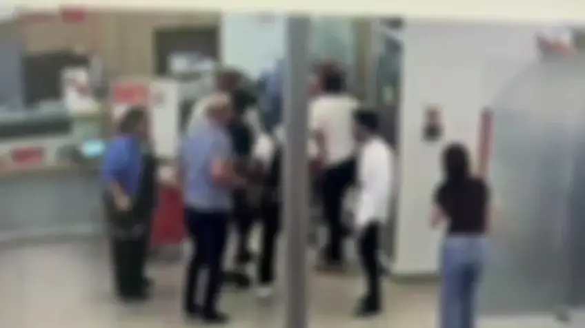 רגעי האימה בבנק מזרחי: הלקוח נכנס לסניף ודקר את העובדת בפניה לעיני הנוכחים | תיעוד
