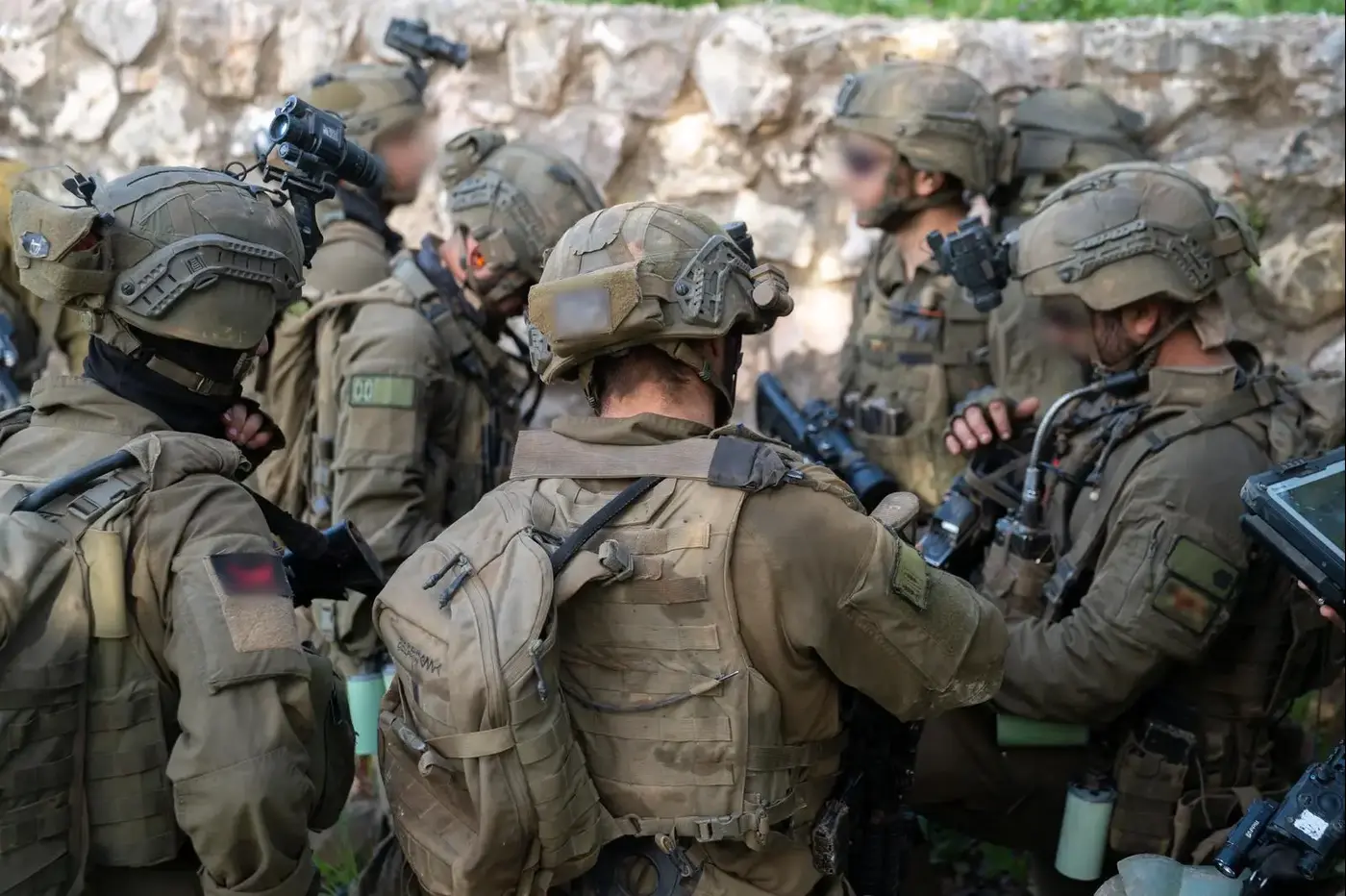 הם היו מהראשונים לתמרן לעומק, נתקלו בתשתיות טרור בחדרי ילדים ופעלו תחת אש כדי לבודד את מרחב הלחימה הקטלני בו נהרגו 4 לוחמים. מפקד צק"ג 46, סא"ל א', מדבר מהשטח על חיסול חוליות הנ"ט, המערכות נגד רחפנים מתאבדים והגעגוע הביתה: "המשפחות נותנות לנו רוח גבית"