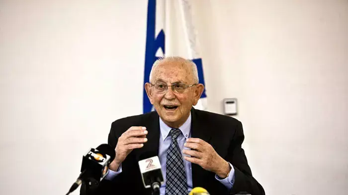 אליעזר גולדברג, נציב התלונות על השופטים בהגשת הדו"ח לשנת 2010, אפריל 2011