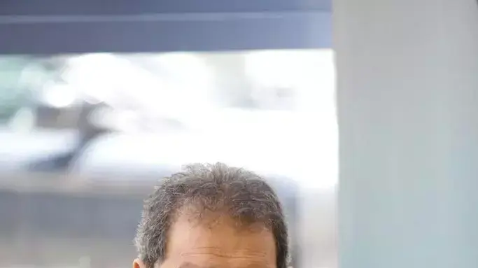 בנימין (פואד) בן אליעזר נושא דברים כאשר הוא משתחרר מבית החולים אסף הרופא לביתו, אפריל 2011