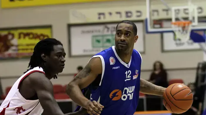 שחקן בני השרון לי ניילון מול שחקן הפועל גלבוע/גליל עליון וורן קרטר