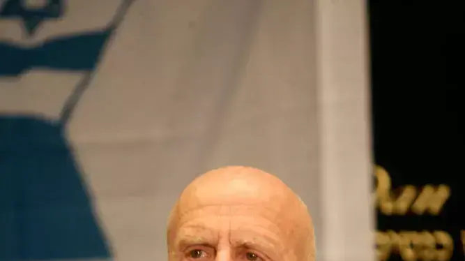 עמי איילון במסיבת עיתונאים של בכירי מערכת הביטחון לשעבר למען שחרורו של גלעד שלי, אפריל 2011