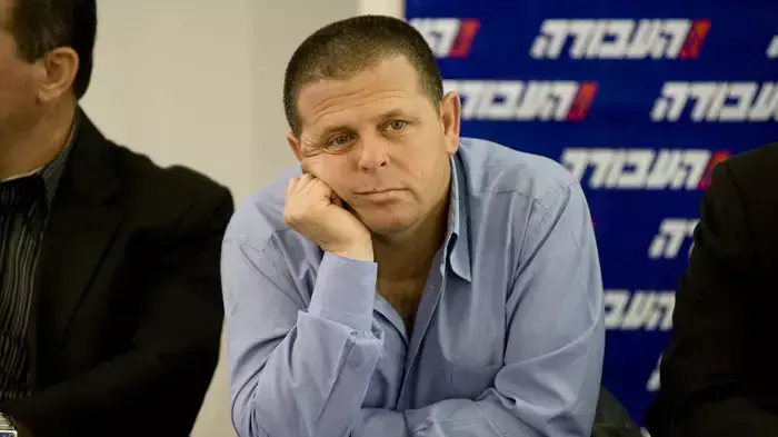 איתן כבל במסיבת עיתונאים של עמיר פרץ בה הוא הכריז על התמודדותו לראשות מפלגת העבודה, אפריל 2011