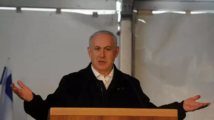 ראש הממשלה בנימין נתניהו ושר התחבורה ישראל כץ בוחנים את תוואי תחנת הרכבת הצפויה להיבנות בנתיבות, אפריל 2011