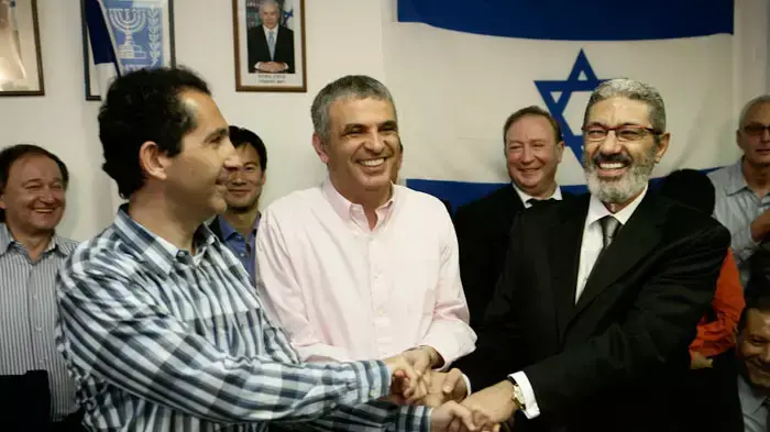 שר התקשורת משה כחלון במסיבת עיתונאים לקראת כניסתן של שתי חברות חדשות לשוק הסלולר, אפריל 2011