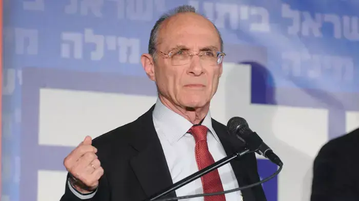 השר לתשתיות לאומיות וחבר הכנסת מטעם ישראל ביתנו עוזי לנדאו במהלך ועידה של מפלגת ישראל ביתנו, אפריל 2011