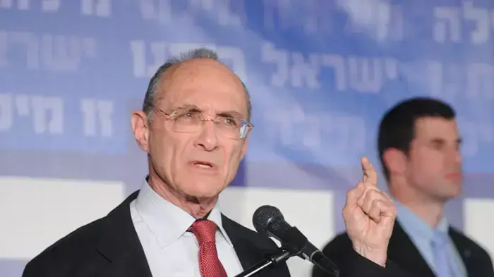 השר לתשתיות לאומיות וחבר הכנסת מטעם ישראל ביתנו עוזי לנדאו במהלך ועידה של מפלגת ישראל ביתנו, אפריל 2011
