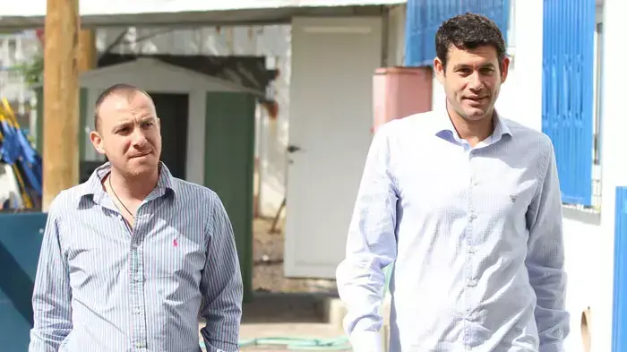 תומר סיני חבר הנהלת הפועל פתח תקוה עם מנהל הקבוצה אפי צפריר