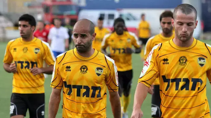 מריאנו קפוראלה שחקן מכבי נתניה (ימין) עם טל מעבי