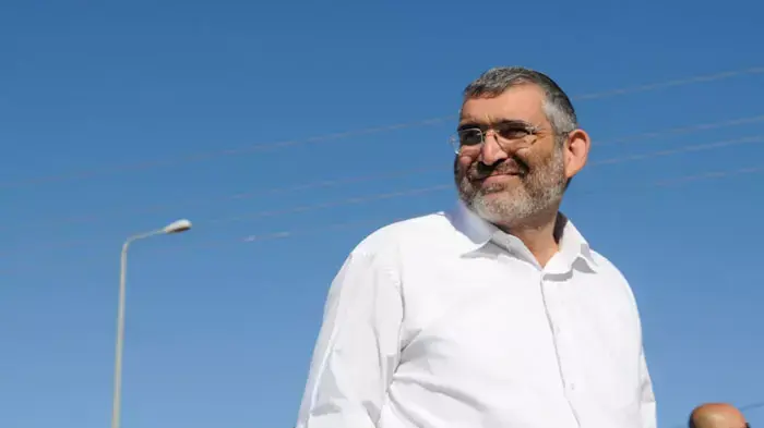 חבר הכנסת מיכאל בן ארי בזירת הפיגוע ירי בשומרון, אפריל 2011