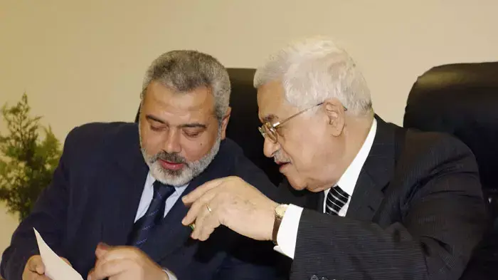 אבו מאזן ואסמעיל הנייה בישיבת הממשלה הפלסטינית ב-2007 אבו מאזן ואסמעיל הנייה בישיבת הממשלה הפלסטינית ב-2007
