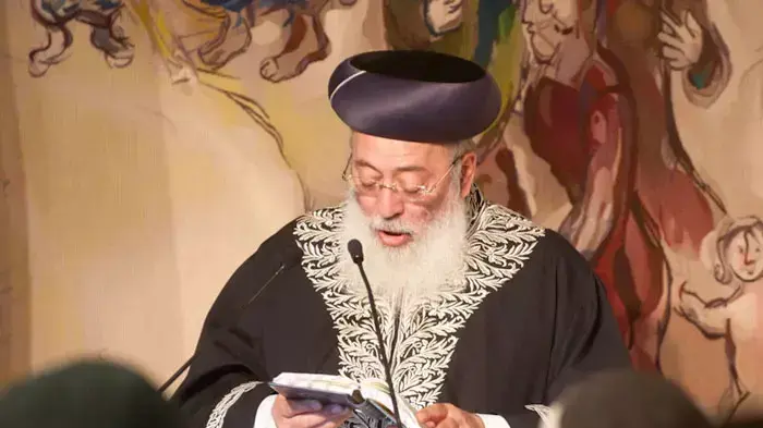 הרב הספרדי הראשי בישראל שלמה משה עמאר בטקס לכל איש יש שם ביום הזיכרון לשואה ולגבורה, מאי 2011