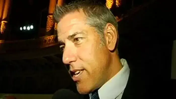 פרשן הטלוויזיה ג'ו ארלאוקאס