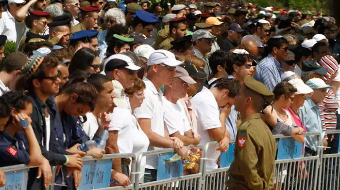 אנשים עומדים בצפירה בטקס יום הזיכרון קריית שאול, מאי 2011