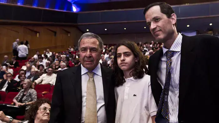 שמעון מזרחי, יושב ראש מכבי תל אביב בכדורסל מקבל את פרס ישראל על תרומתו לספורט, מאי 2011