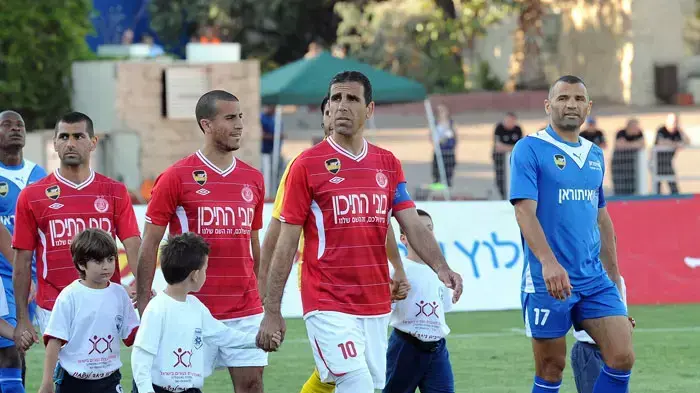 ואליד באדיר קפטן הפועל תל אביב עולה למגרש ברמת גן