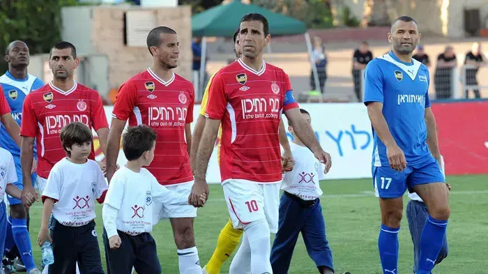 קפטן הפועל תל אביב וואליד באדיר עם סלאח חסארמה קפטן עירוני קרית שמונה