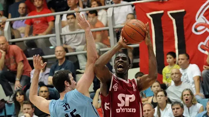 בריאן אוסברי שחקן הפועל תל אביב מול איתי לב שחקן מ.כ. הבקעה