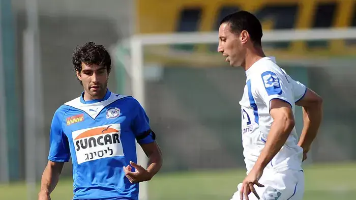 עמיר נוסבאום שחקן עירוני רמת השרון מול דייויד גומז שחקן הפועל ראשון לציון