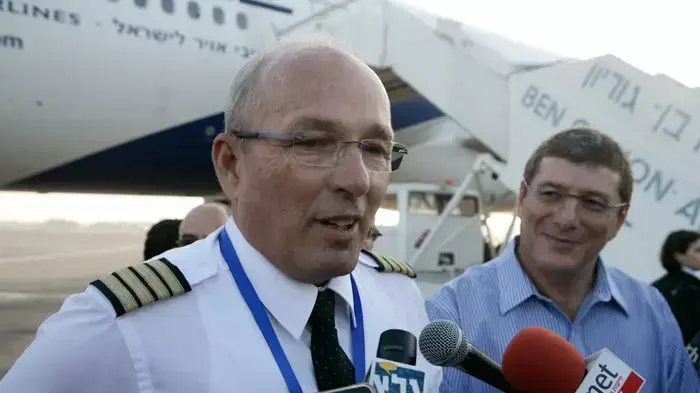 מנכ"ל אל על אליעזר שקדי והקברניט דודי קנט לאחת שמטוס נוסעים של אל על נחת בשלום למרות תקלה חמורה שהתגלתה במהלך הטיסה, מאי 2011