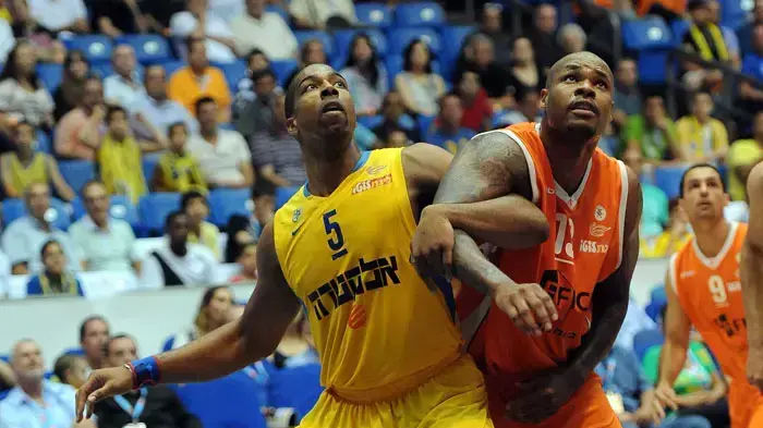 ארון מגי שחקן מכבי ראשון לציון מול ריצ'רד הנדריקס שחקן מכבי תל אביב