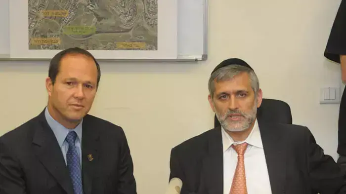 שר הפנים אלי ישי וראש עיריית ירושלים ניר ברקת בחתימה על הרחבת שיטחה של העיר ירושלים, מאי 2011