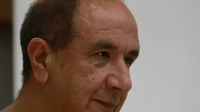 המשורר רוני סומק באירוע לכבוד המשורר מרק סטרנד באוניברסיטת תל אביב, מאי 2011