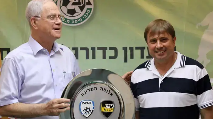 אלישע לוי מאמן מכבי חיפה עם הנשיא יעקב שחר