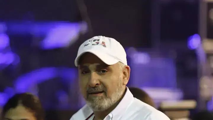 עופר לוי בהופעה של עמיר בניון בקיסריה