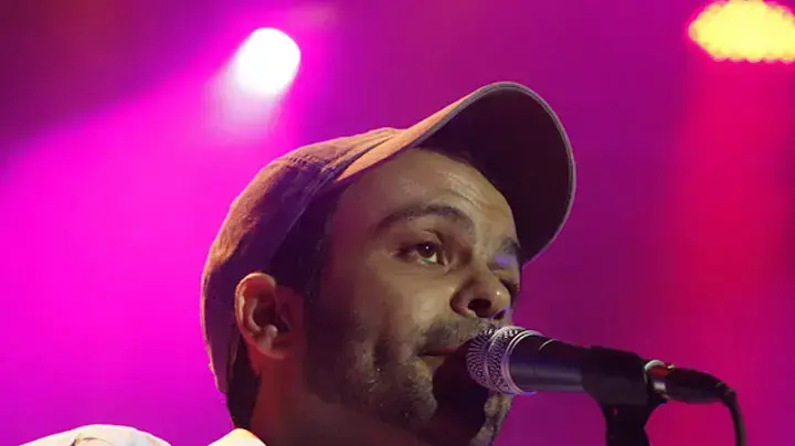 עמיר בניון בהופעה בקיסריה