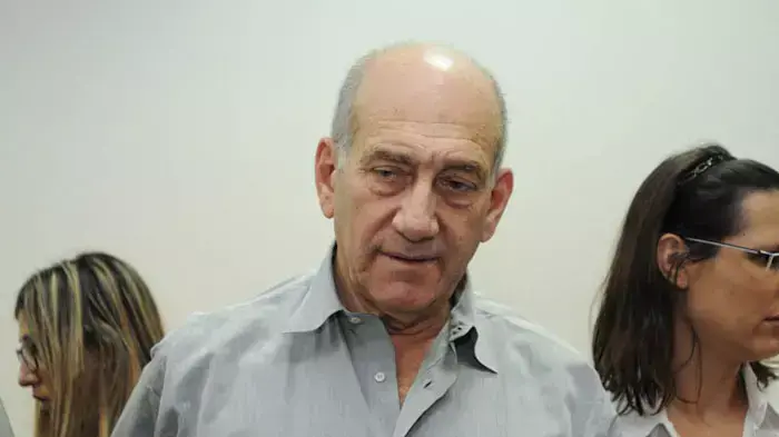 ראש הממשלה לשעבר אהוד אולמרט מעיד במשפטו, מאי 2011