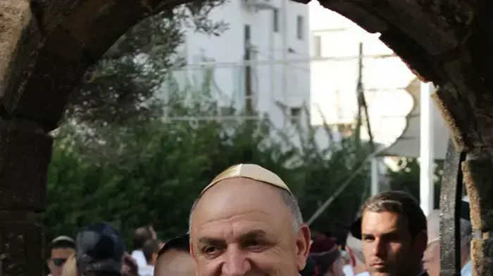 איש העסקים יצחק תשובה  בהלוויתו של איש העסקים סמי עופר, מאי 2011