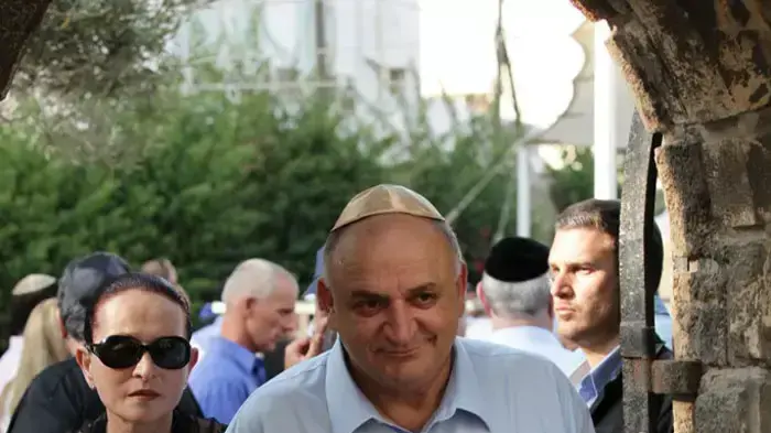 איש העסקים יצחק תשובה  בהלוויתו של איש העסקים סמי עופר, מאי 2011