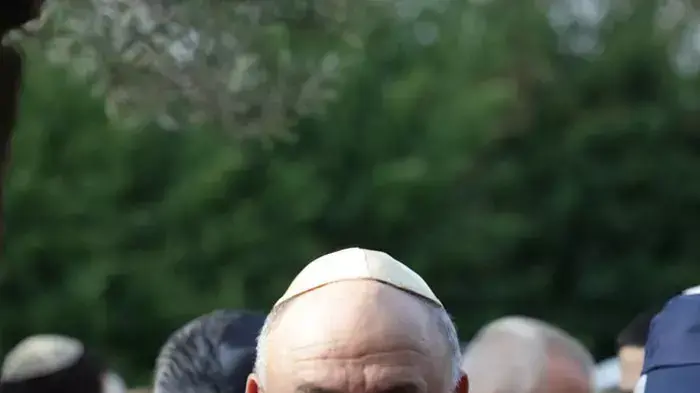 איש העסקים יצחק תשובה בהלוויתו של סמי עופר, מאי 2011