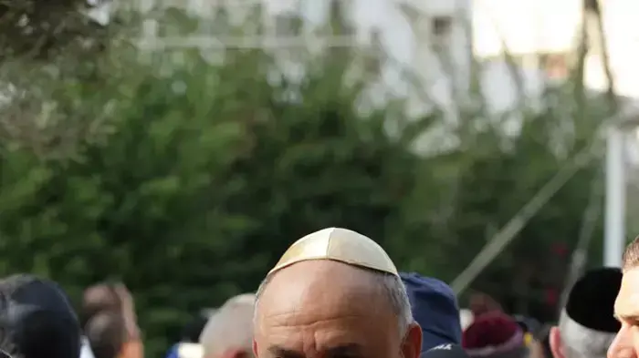 איש העסקים יצחק תשובה בהלוויתו של סמי עופר, מאי 2011