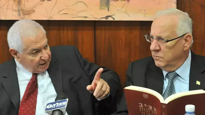 מבקר המדינה ונציב תלונות הציבור מיכה לינדנשטראוס ויושב ראש הכנסת רובי ריבלין בהגשת דו"ח תלונות הציבור השנתי, יוני 2011