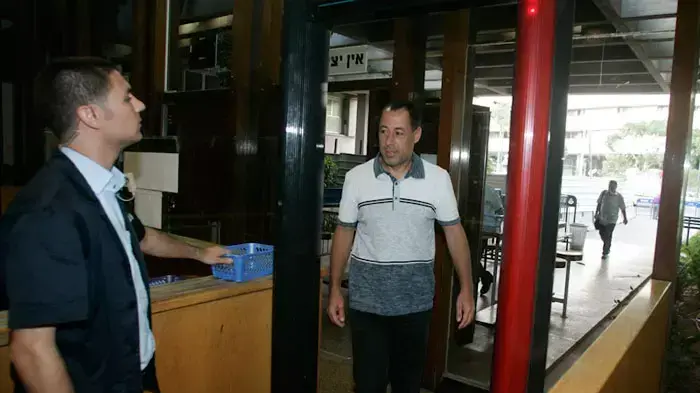חזי מגן יו"ר בני יהודה הפורש הובא להארכת מעצר בגין העלמות מס, יוני 2011