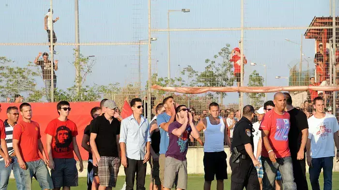 אוהדי הפועל תל אביב פורצים לאימון הקבוצה